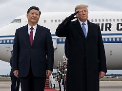 Seite an Seite mit Xi: Trump soll Staatsbesuchs-Foto mit KI manipuliert haben